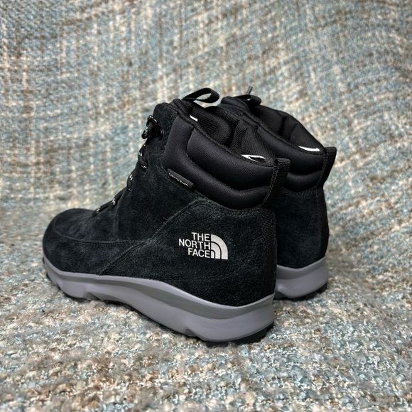 The North Face Youth Back-To-Berkeley Waterproof Hiker in TNF Black/Griffin Grey - Picture 4 of 10